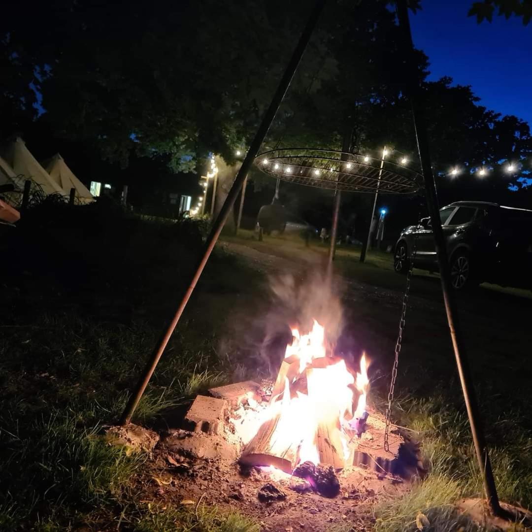Bell Tent Glamping At Royal Victoria Country Park Саутгемптон Екстер'єр фото